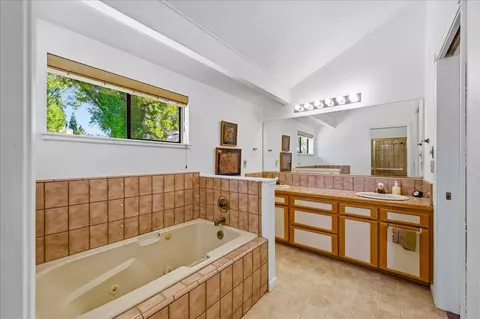 Bath - 11306 Ringtail Rd, Penn Valley, CA 95946 photo 1 of 3