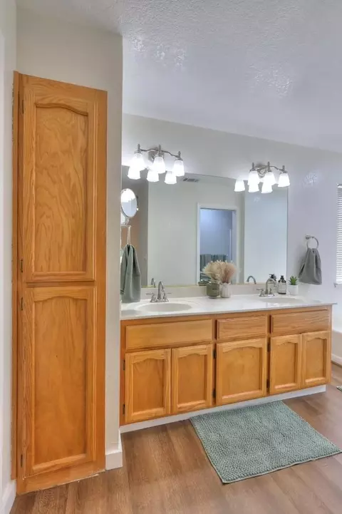 Bath - 1728 Nighthawk Way, Modesto, CA 95358 photo 3 of 4