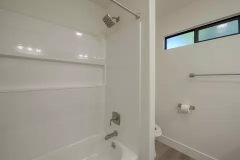 Bath - 536 Clover Ave, Patterson, CA 95363 photo 4 of 4