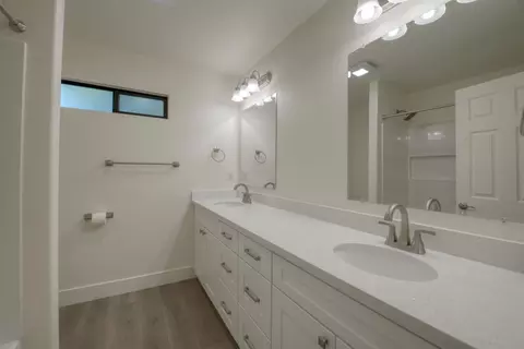 Bath - 536 Clover Ave, Patterson, CA 95363 photo 3 of 4