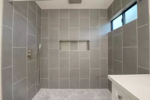 Bath - 536 Clover Ave, Patterson, CA 95363 photo 2 of 4