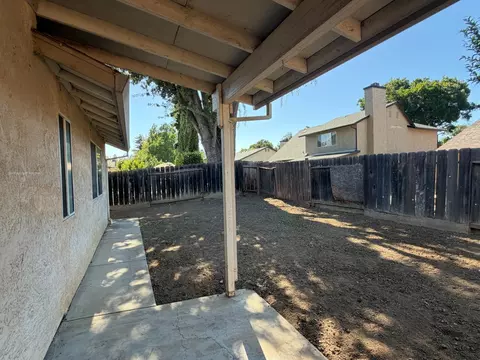 Exterior - 545 Westfield Pl, Patterson, CA 95363 photo 4 of 8