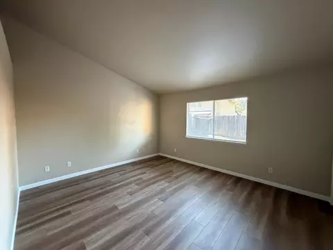 Living - 545 Westfield Pl, Patterson, CA 95363 photo 11 of 12