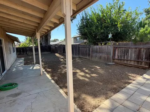 Exterior - 545 Westfield Pl, Patterson, CA 95363 photo 6 of 8