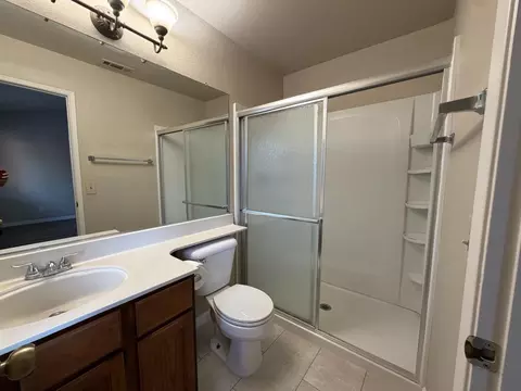 Bath - 545 Westfield Pl, Patterson, CA 95363 photo 2 of 2