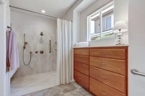 Bath - 5415 Rogers St, Davis, CA 95618 photo 3 of 4
