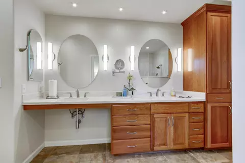 Bath - 5415 Rogers St, Davis, CA 95618 photo 2 of 4