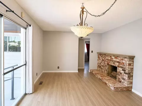 Living - 908 Kevin Ct, Modesto, CA 95350 photo 2 of 4