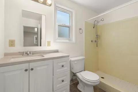 Bath - 804 Spruce St, Gridley, CA 95948 photo 2 of 3