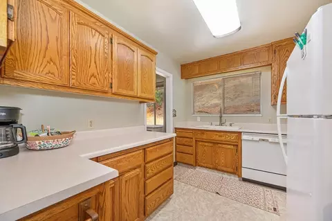Kitchen - 18251 W Clinton Rd, Jackson, CA 95642 photo 4 of 4