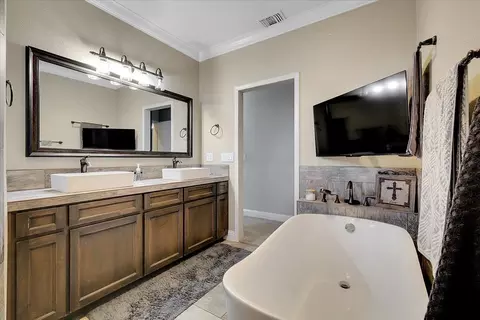 Bath - 2765 Oak St, Sutter, CA 95982 photo 1 of 5