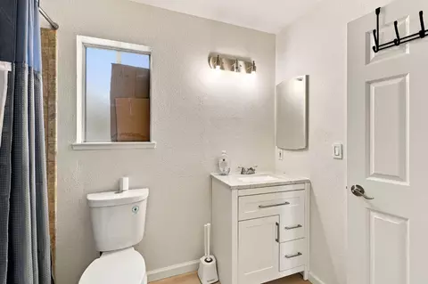 Bath - 475 Peerless Way #6, Tracy, CA 95376 photo 1 of 2