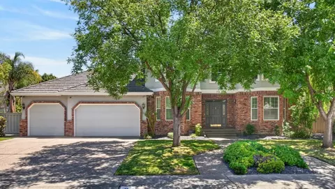 715 Lake Front Dr, Sacramento, CA 95831