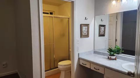 Bath - 180 Hawthorne Dr, Tracy, CA 95376 photo 2 of 3
