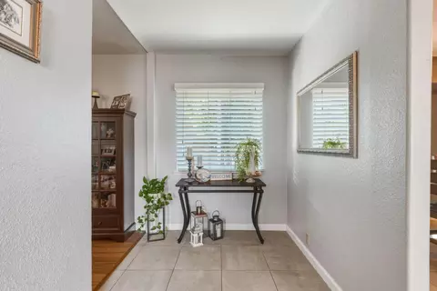 Entry Way - 2140 Claymont Dr, Modesto, CA 95350 photo 2 of 3