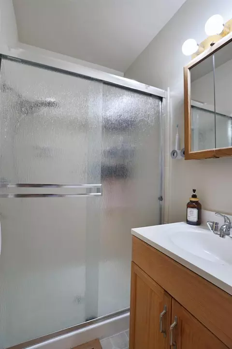 Bath - 401 Rainier Dr, Lodi, CA 95242 photo 3 of 3