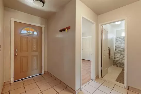 Entry Way - 2633 Riverbend Dr, Modesto, CA 95351 photo 2 of 2