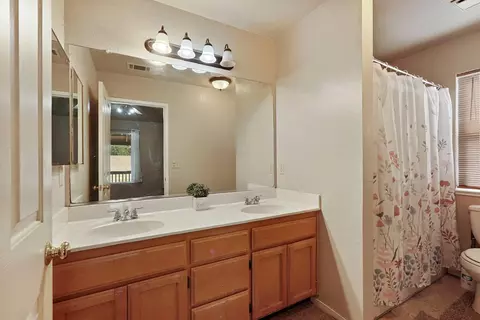 Bath - 2633 Riverbend Dr, Modesto, CA 95351 photo 2 of 2