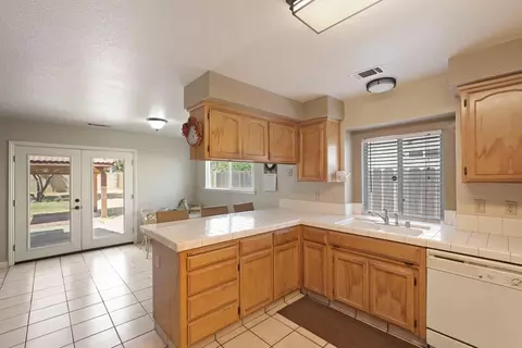 Kitchen - 2633 Riverbend Dr, Modesto, CA 95351 photo 2 of 4