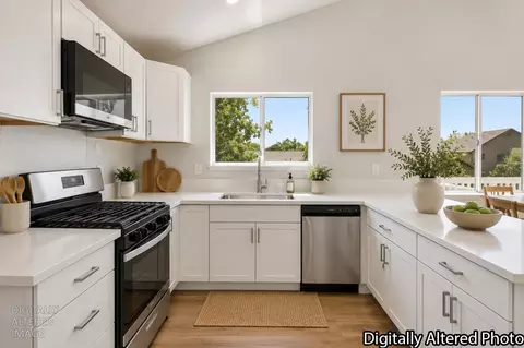 Kitchen - 728 Park Hurst Way, Modesto, CA 95358 photo 2 of 2
