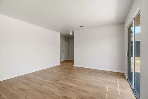 Living - 728 Park Hurst Way, Modesto, CA 95358 photo 3 of 4