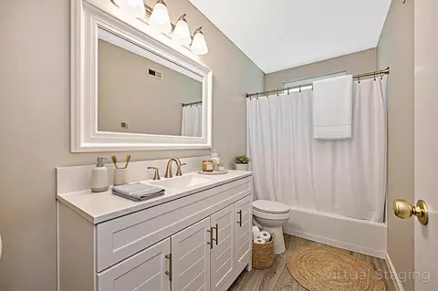 Bath - 5824 Hesper Way, Carmichael, CA 95608 photo 2 of 5