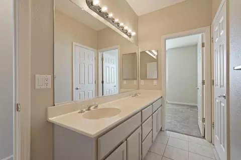 Bath - 1575 Grace Ct, Tracy, CA 95377 photo 2 of 5