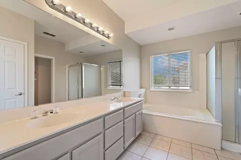 Bath - 1575 Grace Ct, Tracy, CA 95377 photo 4 of 5
