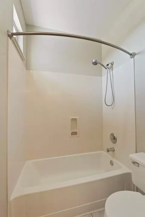 Bath - 1575 Grace Ct, Tracy, CA 95377 photo 3 of 5