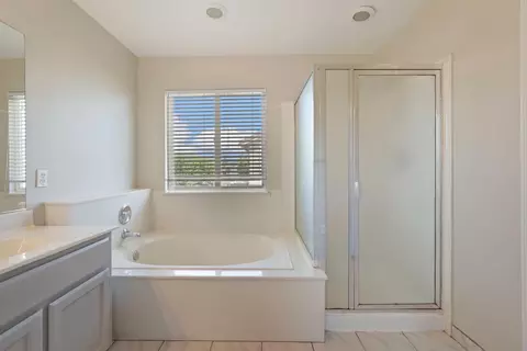 Bath - 1575 Grace Ct, Tracy, CA 95377 photo 5 of 5