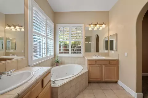 Bath - 3917 Lakeside Dr, Modesto, CA 95355 photo 3 of 3