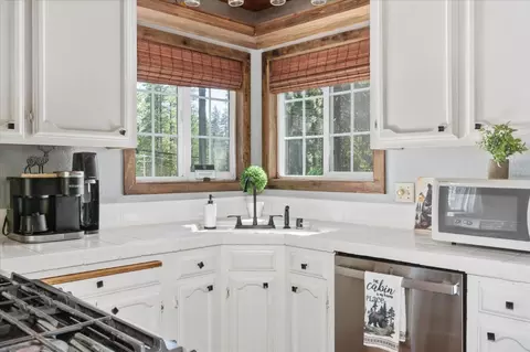 Kitchen - 2870 Quartz Dr, Arnold, CA 95223 photo 2 of 3