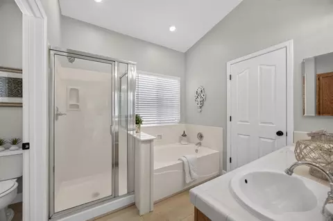 Bath - 2725 Bellows St, Davis, CA 95618 photo 3 of 5