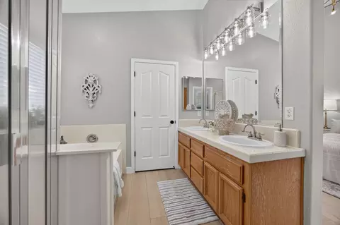 Bath - 2725 Bellows St, Davis, CA 95618 photo 4 of 5