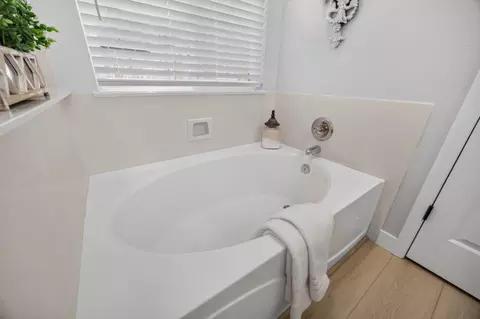Bath - 2725 Bellows St, Davis, CA 95618 photo 5 of 5