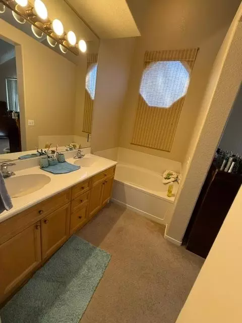 Bath - 2001 Paramont Way, Modesto, CA 95355 photo 3 of 5