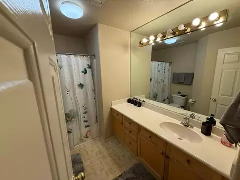 Bath - 2001 Paramont Way, Modesto, CA 95355 photo 5 of 5