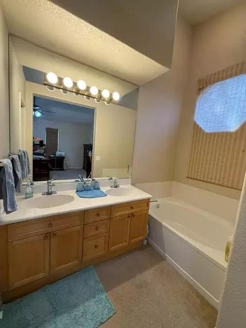 Bath - 2001 Paramont Way, Modesto, CA 95355 photo 1 of 5