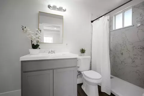 Bath - 379 E 22nd St, Tracy, CA 95376 photo 3 of 3