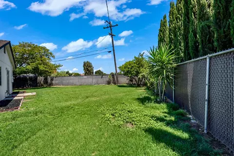 Exterior - 379 E 22nd St, Tracy, CA 95376 photo 5 of 6