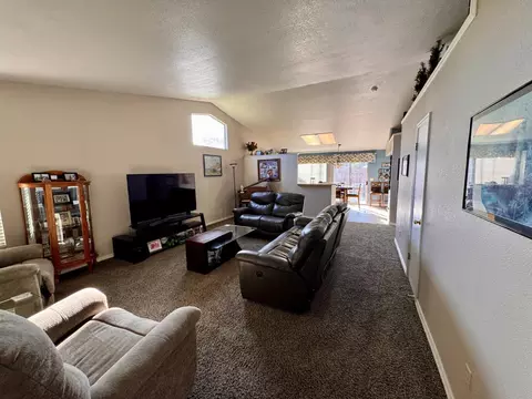 Living - 240 Gelf Ln, Modesto, CA 95357 photo 2 of 4