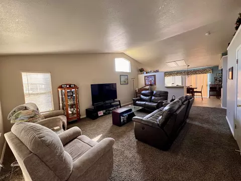 Living - 240 Gelf Ln, Modesto, CA 95357 photo 3 of 4