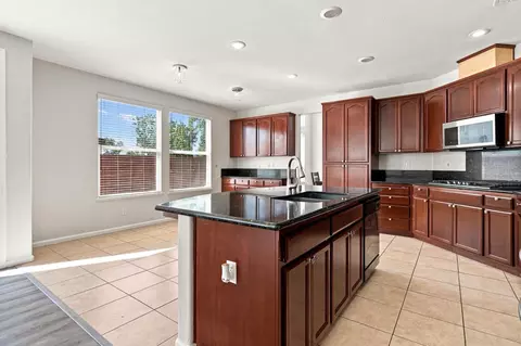Kitchen - 1686 Aletsch Way, Manteca, CA 95337 photo 5 of 8