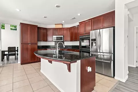 Kitchen - 1686 Aletsch Way, Manteca, CA 95337 photo 6 of 8