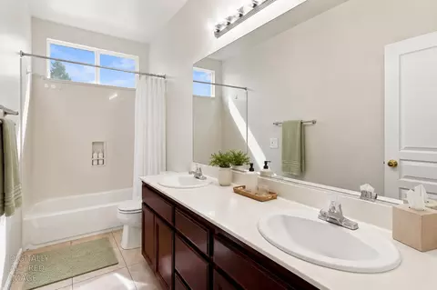 Bath - 1686 Aletsch Way, Manteca, CA 95337 photo 4 of 5