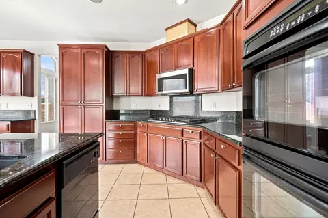 Kitchen - 1686 Aletsch Way, Manteca, CA 95337 photo 4 of 8