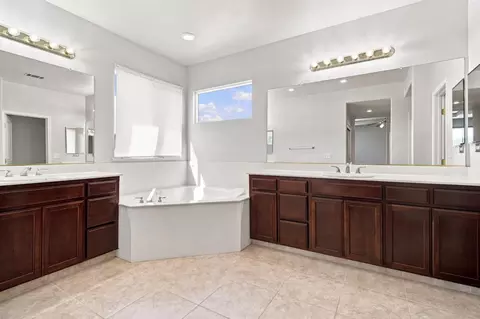 Bath - 1686 Aletsch Way, Manteca, CA 95337 photo 4 of 5