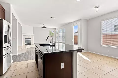 Kitchen - 1686 Aletsch Way, Manteca, CA 95337 photo 3 of 8
