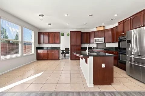 Kitchen - 1686 Aletsch Way, Manteca, CA 95337 photo 8 of 8