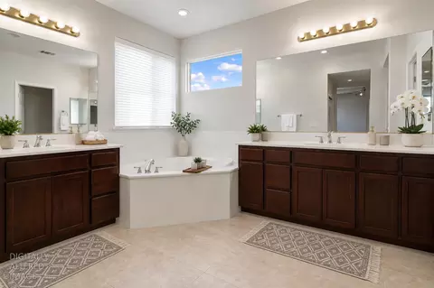 Bath - 1686 Aletsch Way, Manteca, CA 95337 photo 5 of 5
